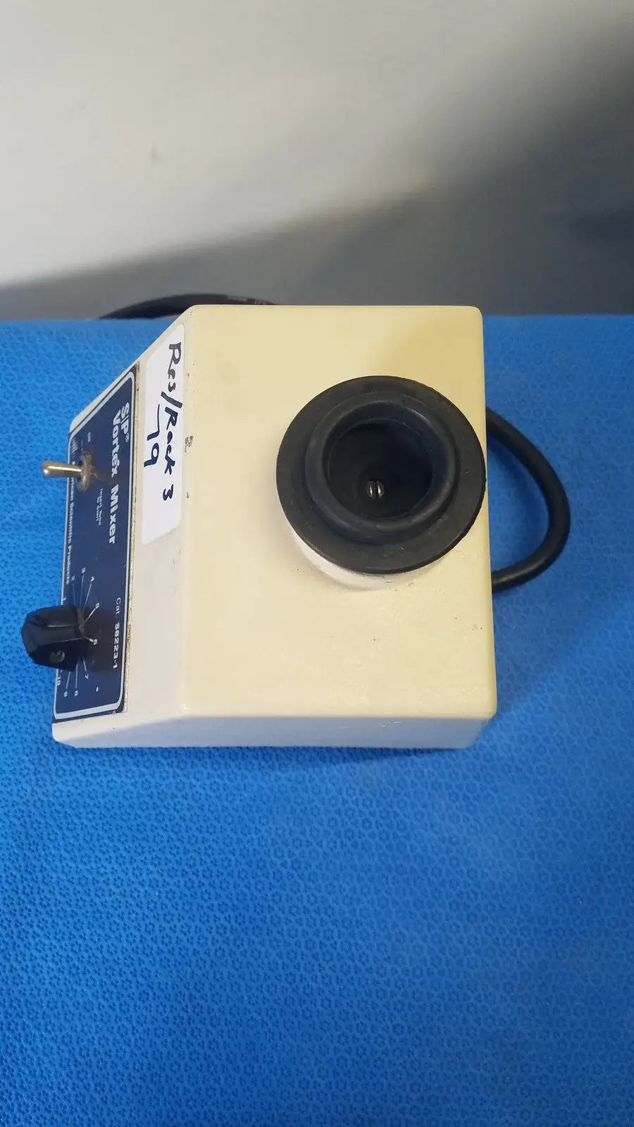 Cream-colored scientific sp vortex mixer american scientific s8223-1 with black lens and blue control panel with knobs