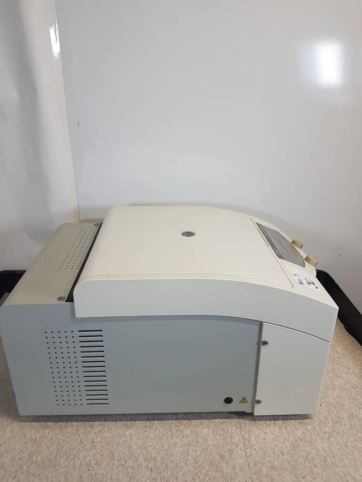 White and gray beckman coulter refrigerated centrifuge microfuge 22r with digital display panel for laboratory use