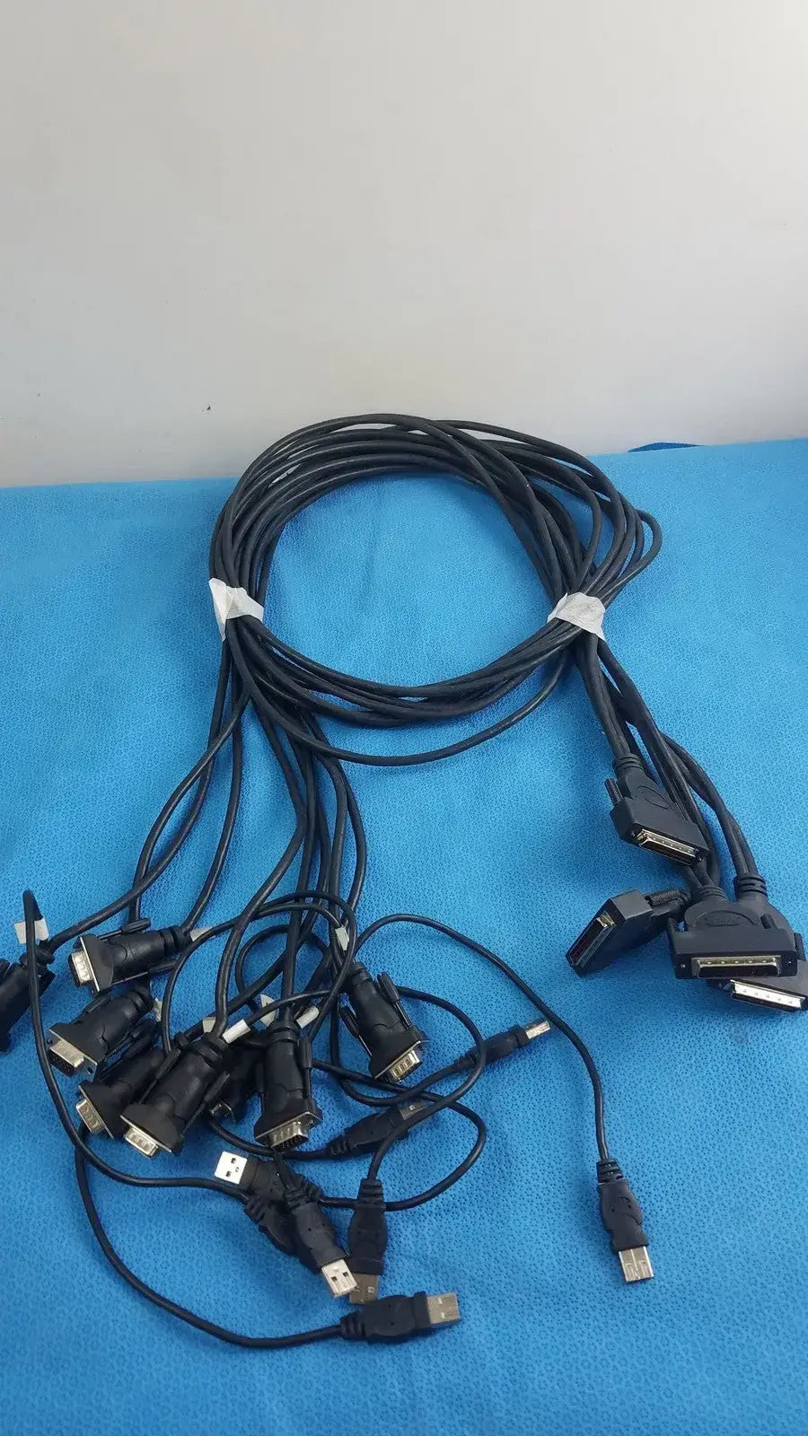 Reuse Medical Belkin F1D9401-06 OmniView Dual-Port PS/2 VGA USB KVM Cables Power Cables & Connectors, second-hand product photo 1