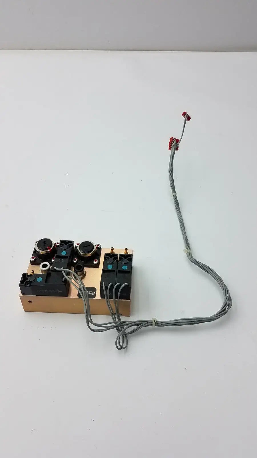 Beige rectangular electronic control panel with black knobs and switches connected by gray wires on fasmedic dräger evita xl mechanical ventilator