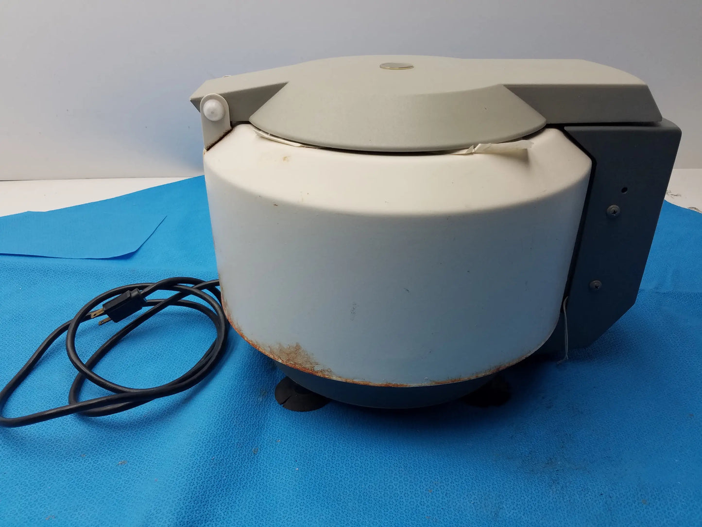 IEC Centra CL2 Benchtop Centrifuge Benchtop Centrifuge, second-hand product photo 7