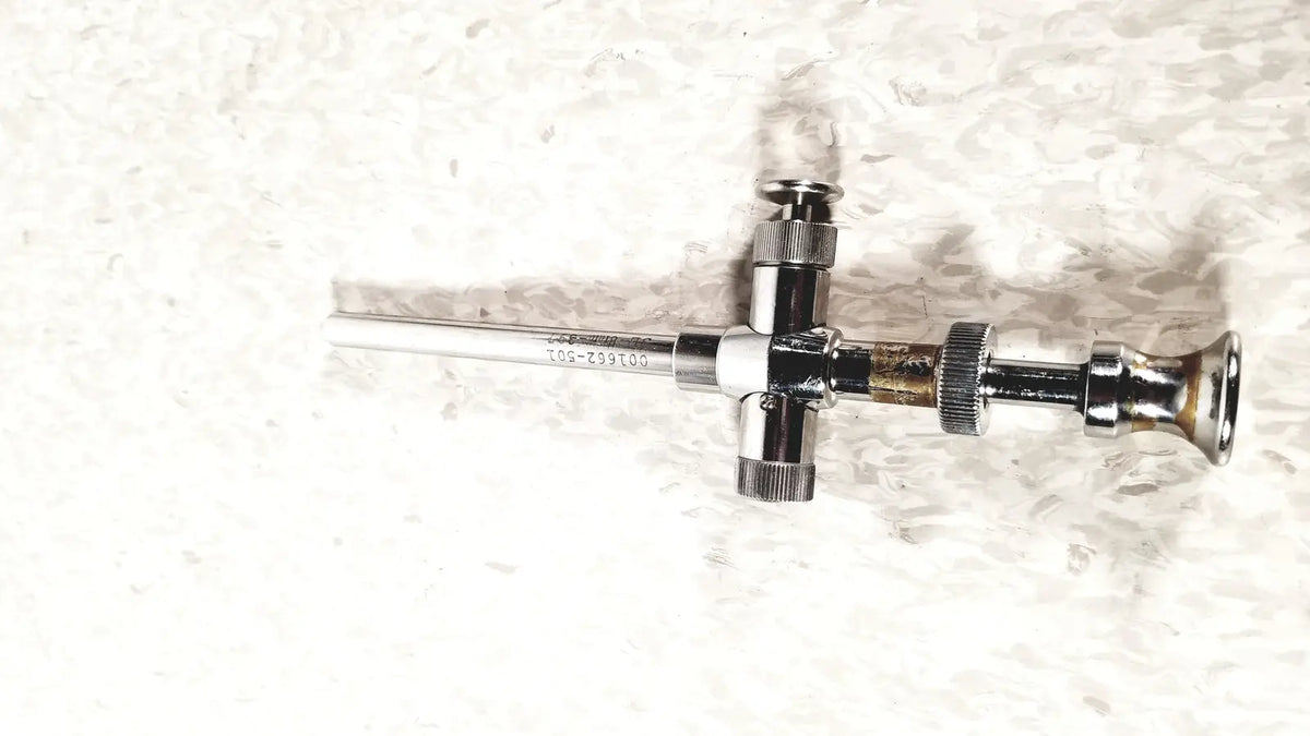 Chrome-finished reusable metal trocar sleeve sli 8mm with cross-shaped handle and engraved serial number kli 001662-501