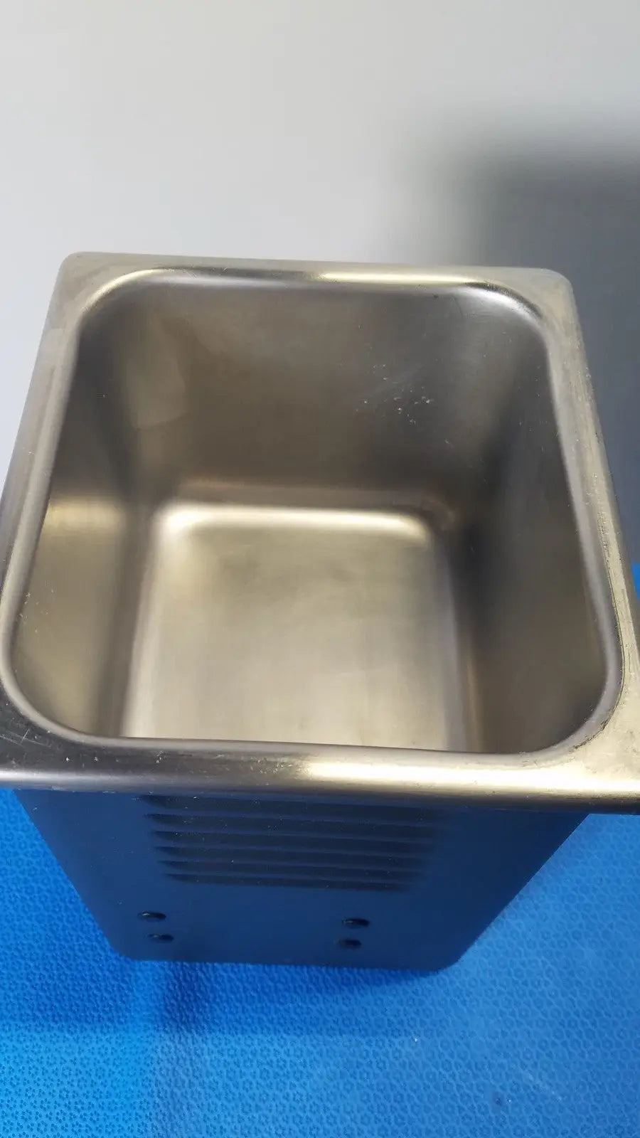 Stainless steel l&r quantrex q90 ultrasonic cleaner tabletop tank with sleek reflective interior and vented sides