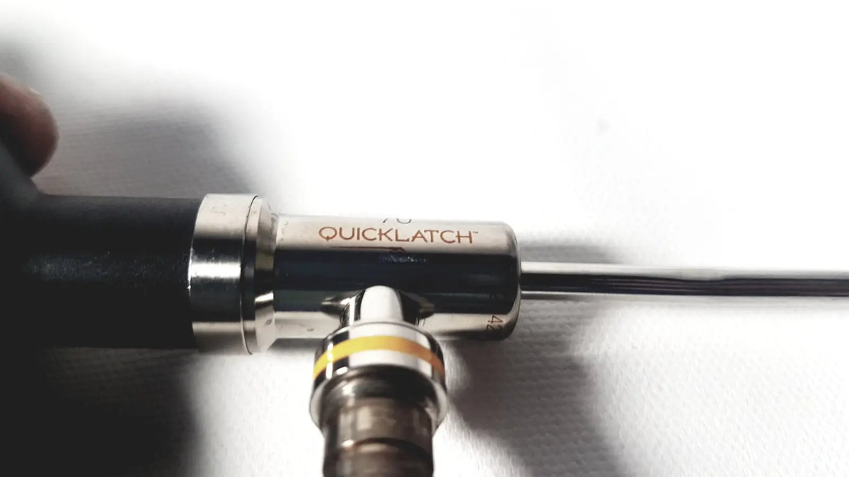 Silver metallic linvatec ql4700 quicklatch with black grip and yellow white collar for 4mm arthroscope arthroscopy