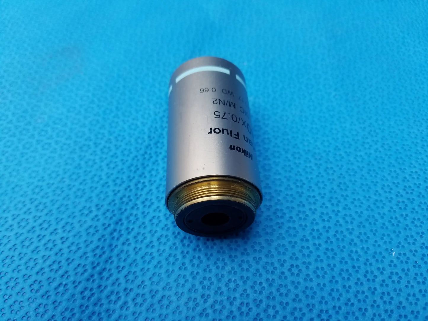 Nikon plan fluor microscope objective 40x 0.75x magnification with metallic silver body and gold threaded mount compatible Nikon