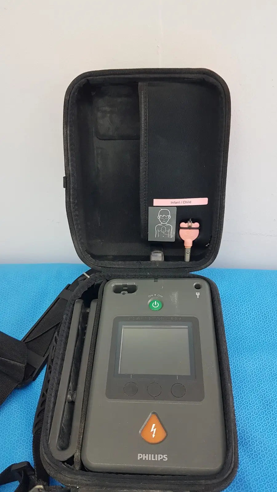 Reuse Medical Philips HeartStart FR3 Defibrillator – Advanced AED for Emergency Response Defibrillators, AED Pads & Batteries, second-hand product photo 1