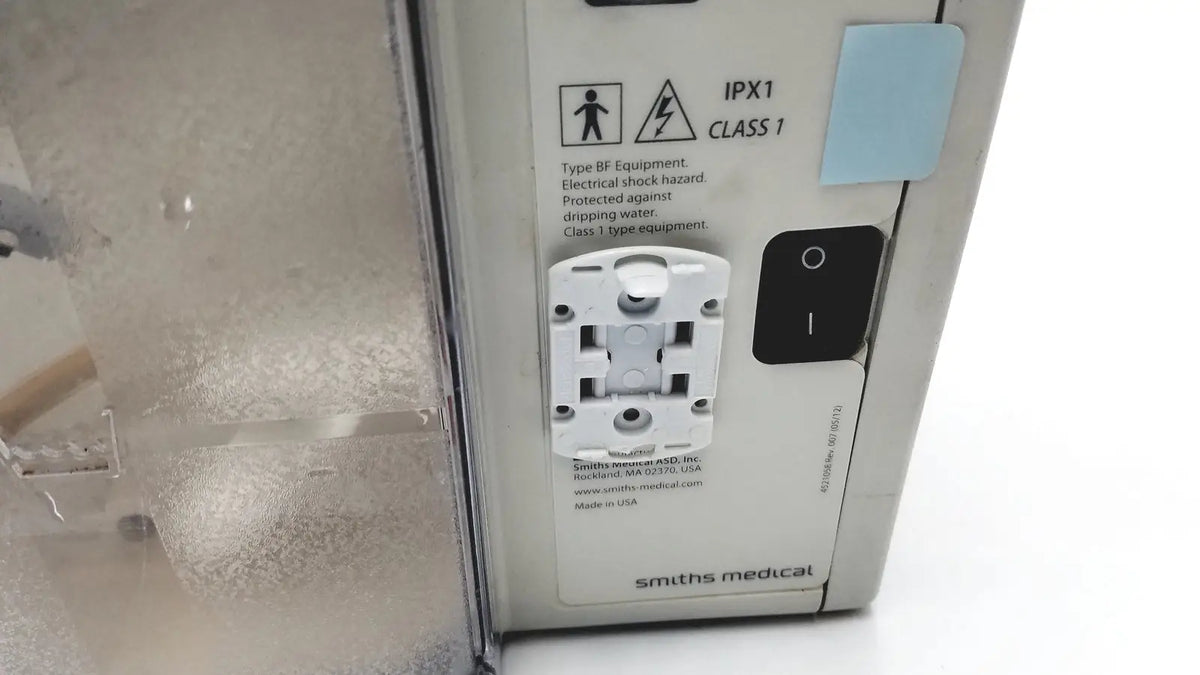 White plastic smiths medical hl-90 hotline fluid level fluid warmer with black power switch and safety certification labels