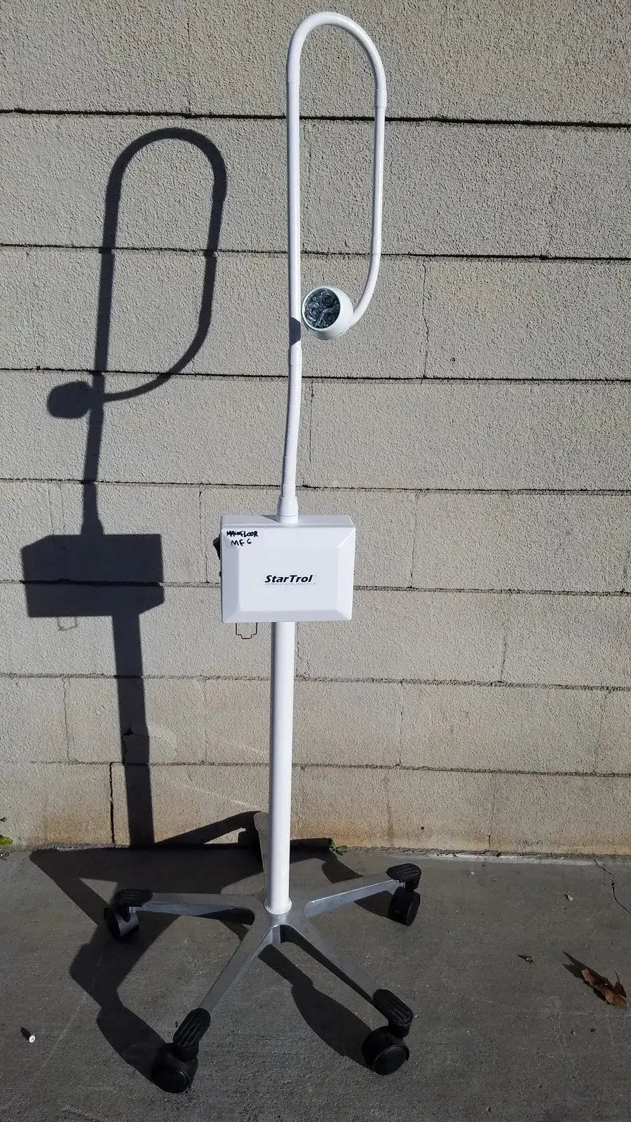 Reuse Medical StarTrol LED Mobile Medical Examination Light Floor Stand Surgical & Examination Lights, second-hand product photo 1