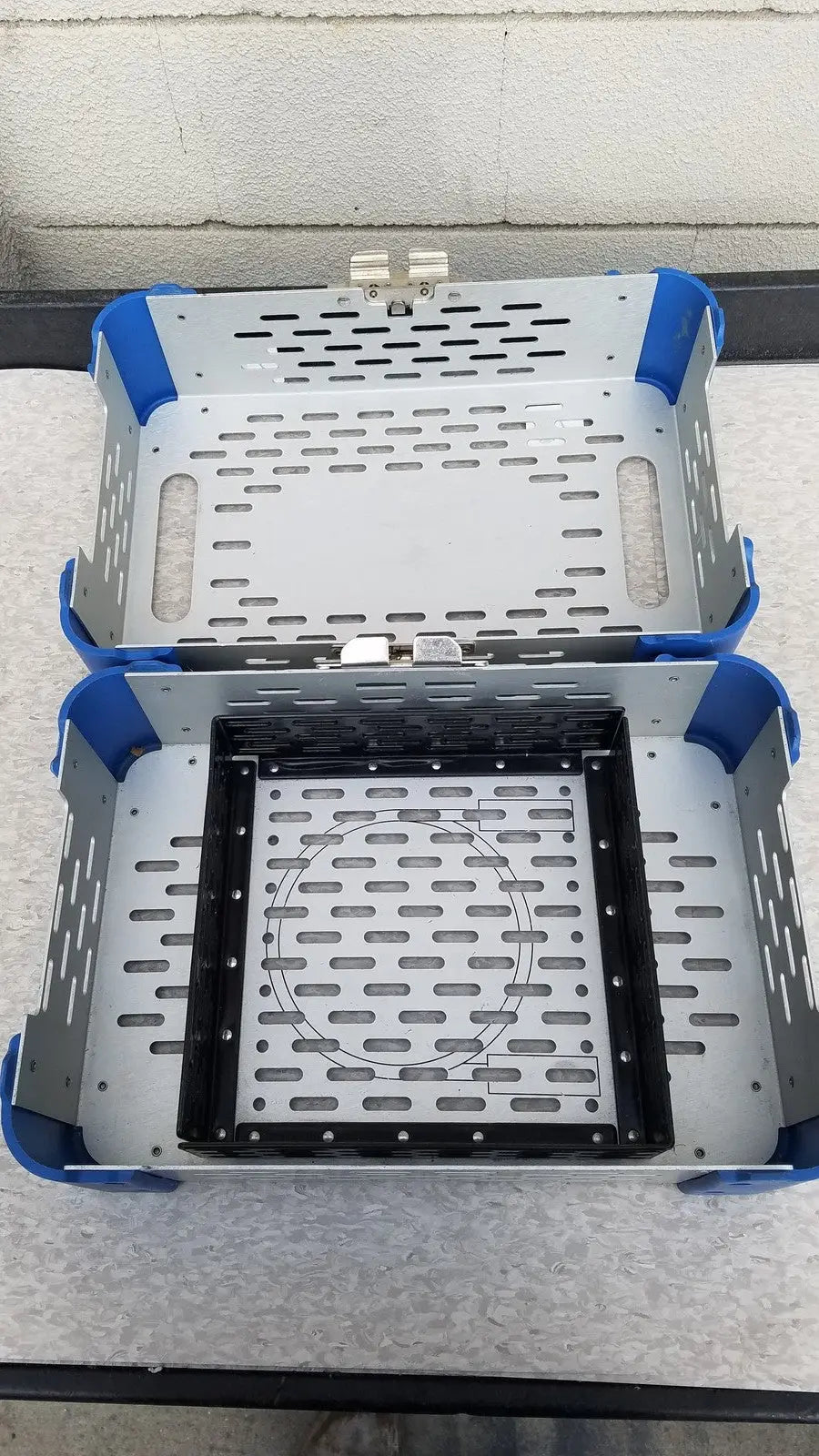 Stryker 4300-452-000 cd3 sabo saw sports medicine trauma metal tray in blue and silver with black plastic insert