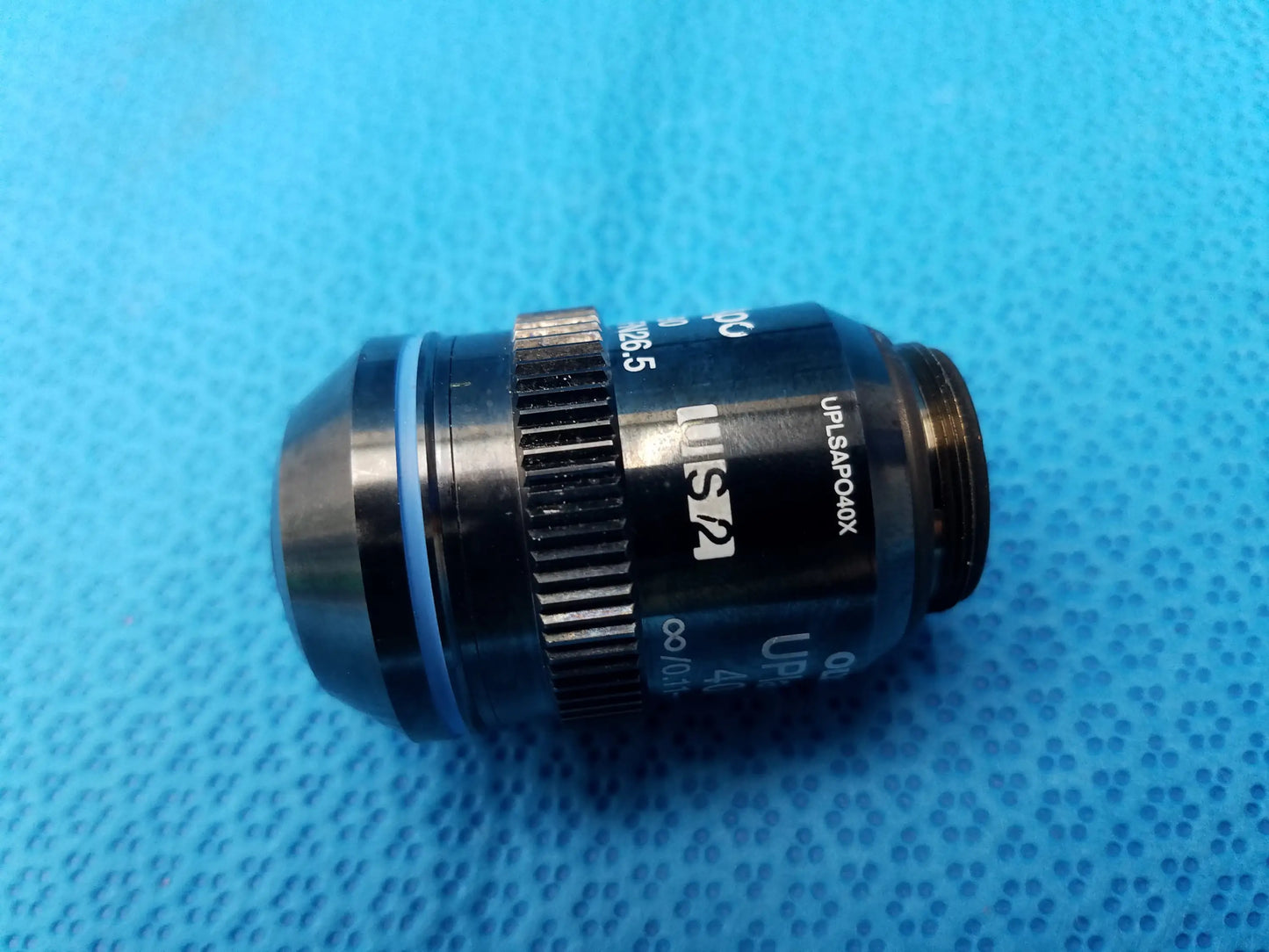 UPlansApo 40x microscope objective lens black with silver knurled focus ring white markings numerical aperture FN26.5