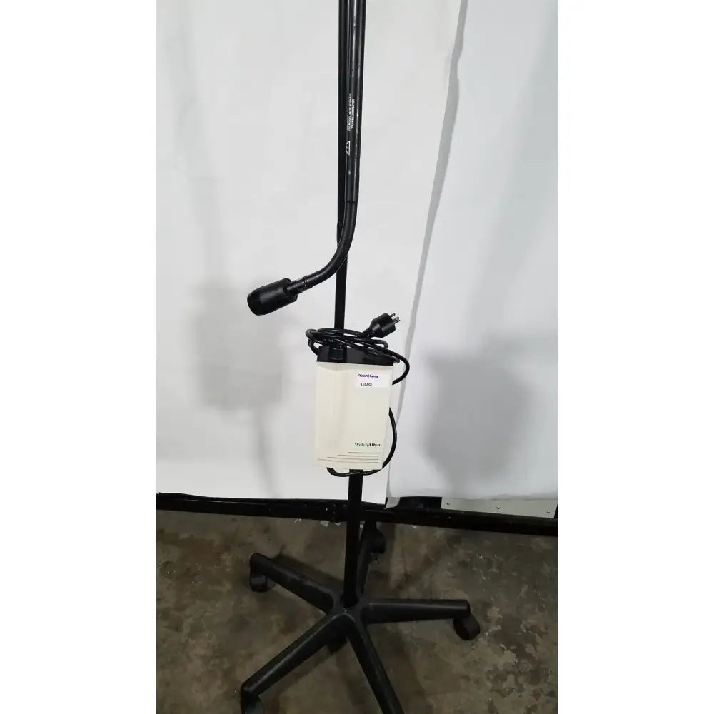 Reuse Medical Welch Allyn 48740 Fiber Optic Medical Examination Light With Rolling Stand Surgical & Examination Lights, second-hand product photo 1