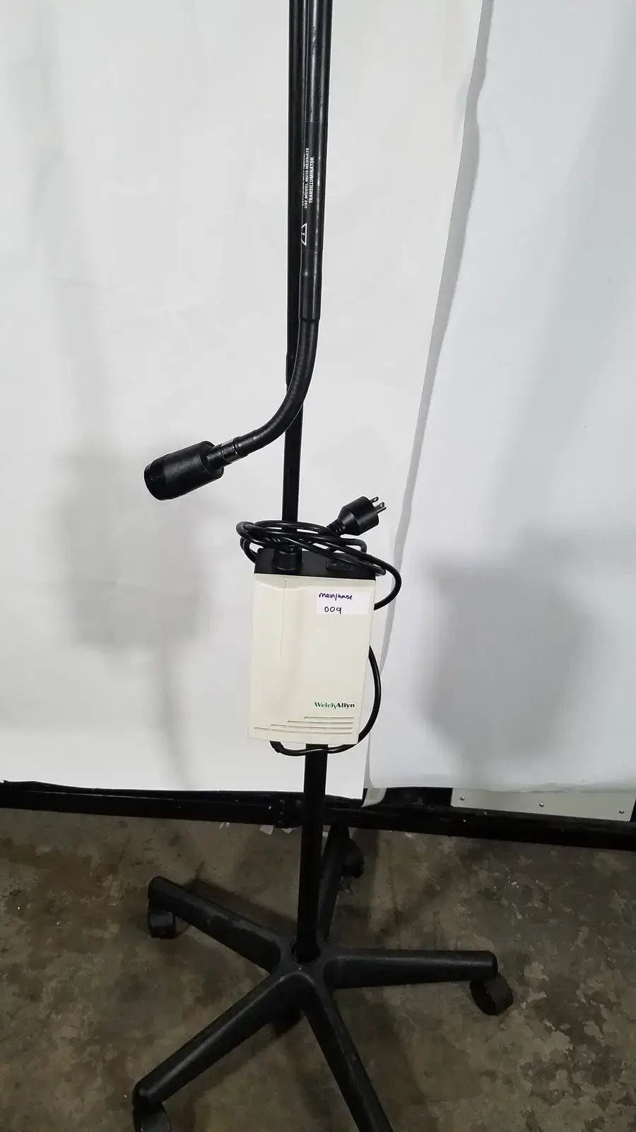 Reuse Medical Welch Allyn 48740 Fiber Optic Medical Examination Light With Rolling Stand Surgical & Examination Lights, second-hand product photo 1