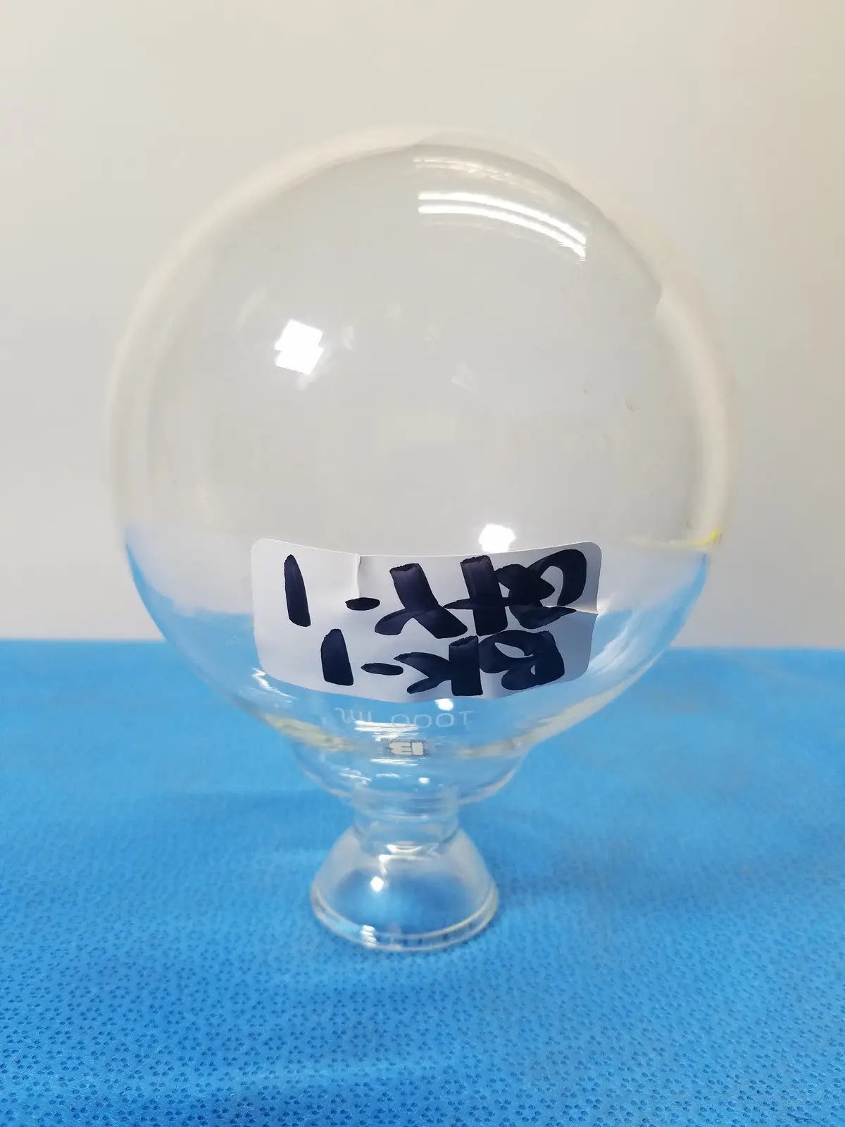 Generic 1000 mL Round Bottom Glass Flask – Single Neck Borosilicate Laboratory Vessel Round Bottom Flask, second-hand product photo 1