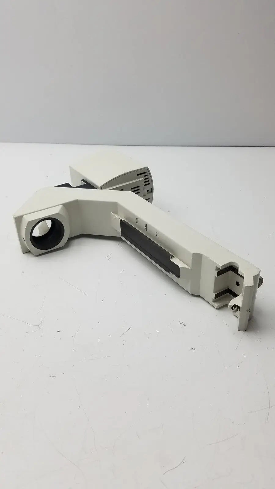 White plastic leica lamp arm with black accents and circular opening for 12v 100w leica inverted microscope use