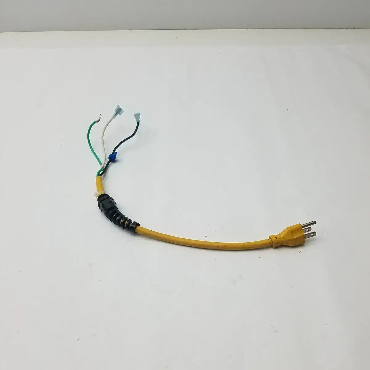 Tennant 130201, 120V CORD CORD GRIP 16/3 28" YEL TENNANT V-WD-15 V-WVD-57 WET/DRY VAC Power Cord Assembly, second-hand product photo 1