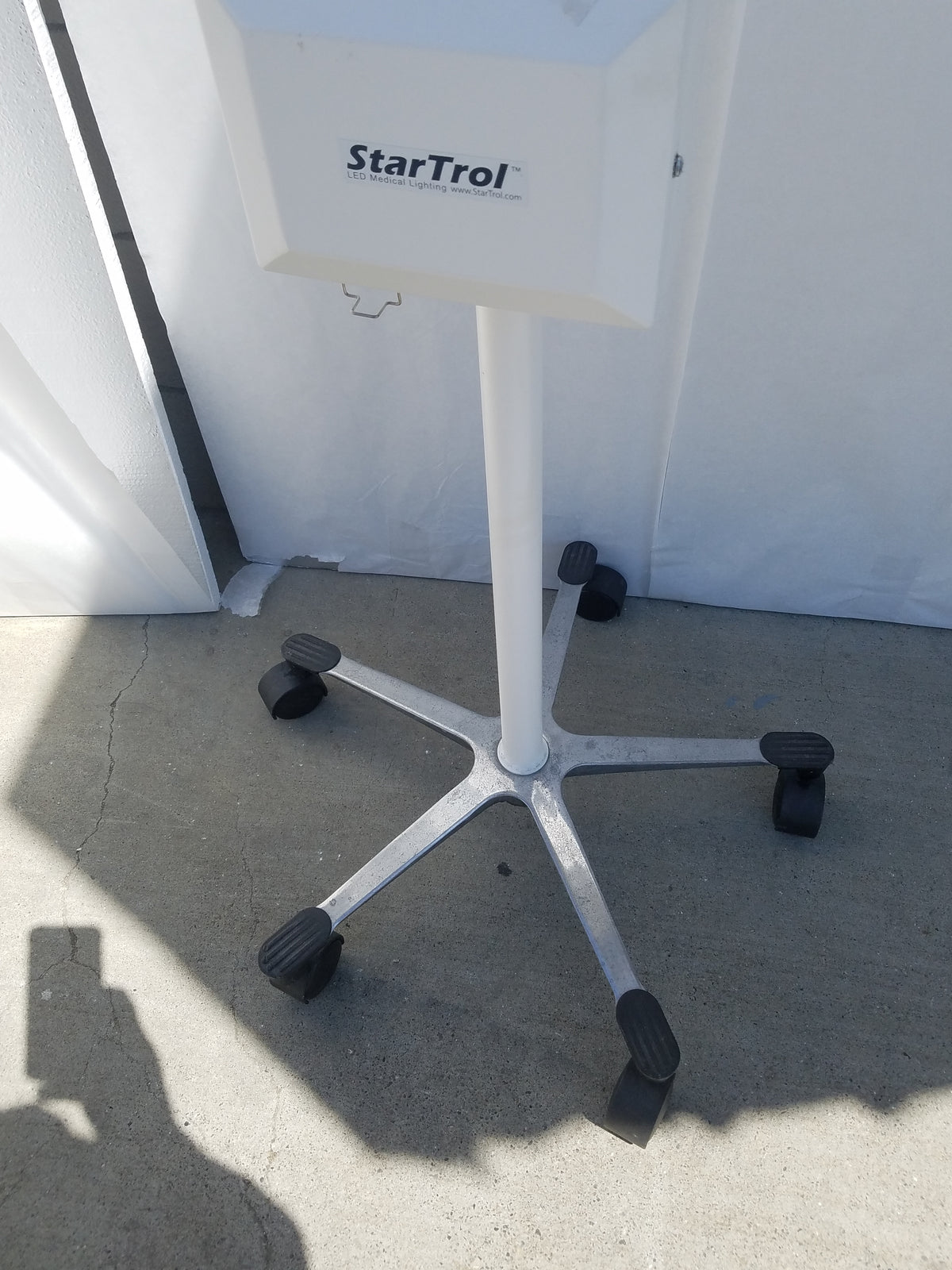 StarTrol LED Mobile Medical Examination Light With Rolling Stand