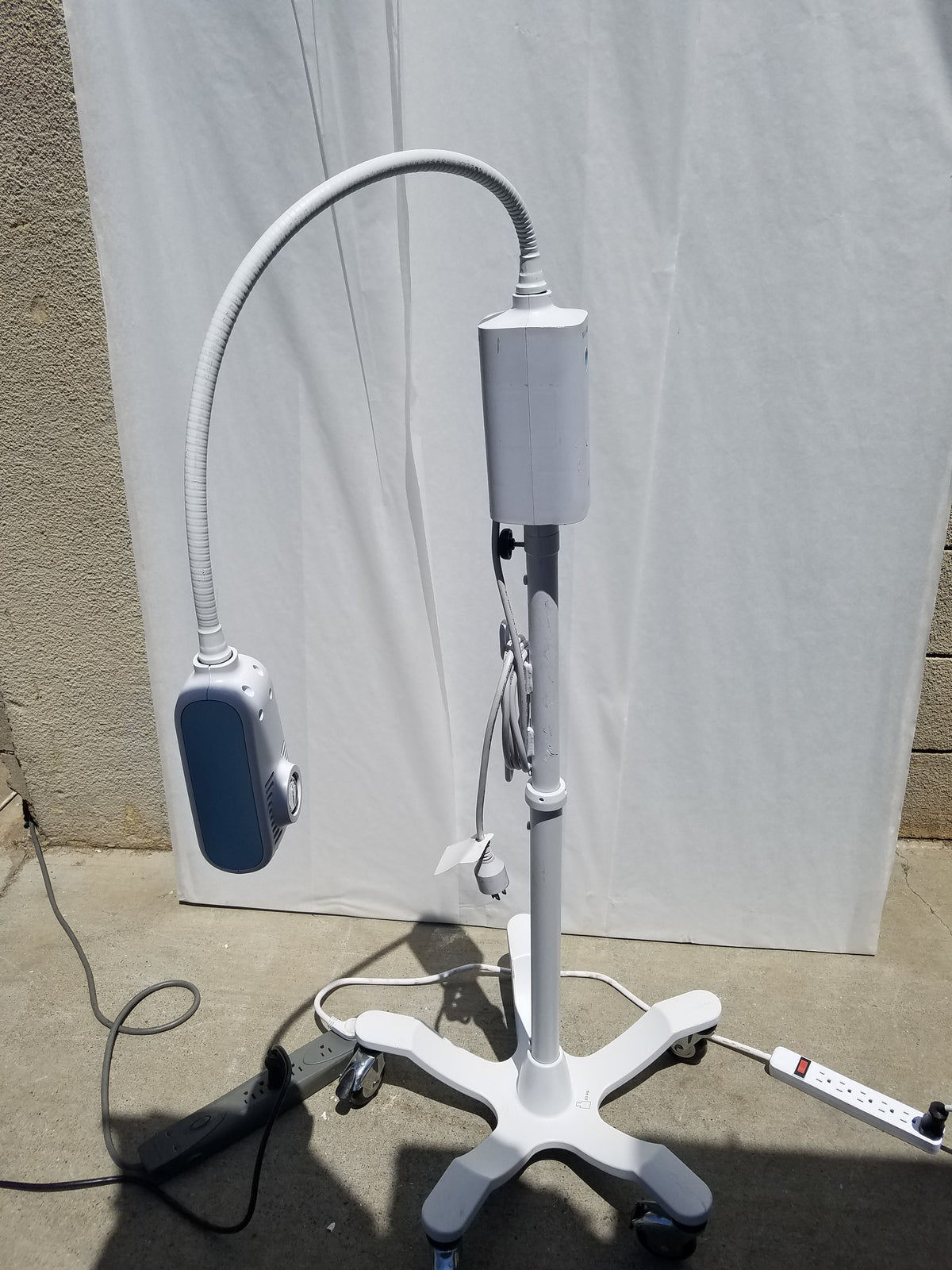 Welch Allyn GS 300 Examination Light With Rolling Stand 100-240V 50-60Hz