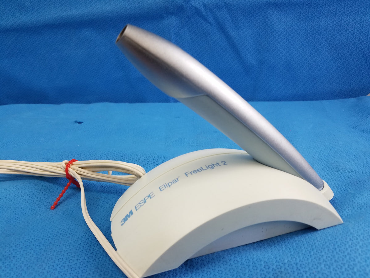 3M ESPE Elipar Freelight 2 Dental Curing Light With Charger Base 120V 50/60Hz S/N 939826006946