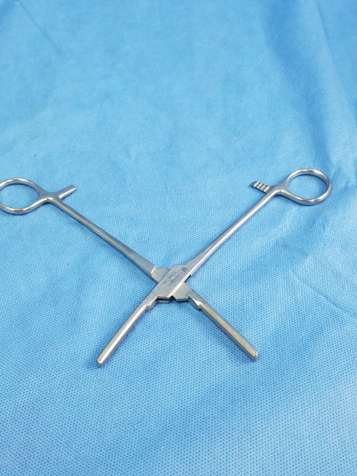 V. Mueller SU2856 Stainless Steel Surgical Tubing Clamp Forceps