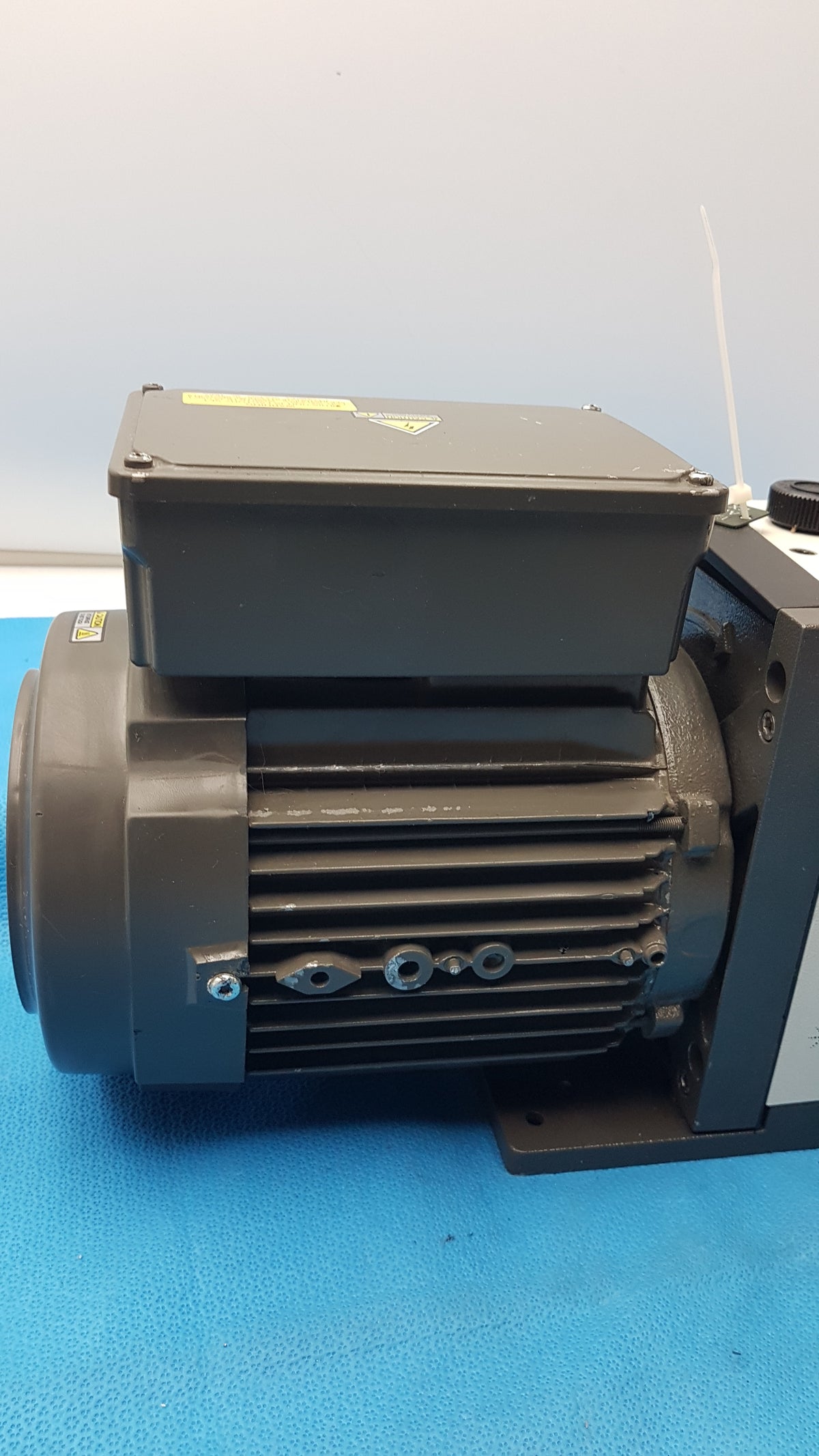 Agilent Technologies DS602 Dual Stage Oil-Sealed Mechanical Vacuum Pump Rotary Vane Pump P/N 9499335