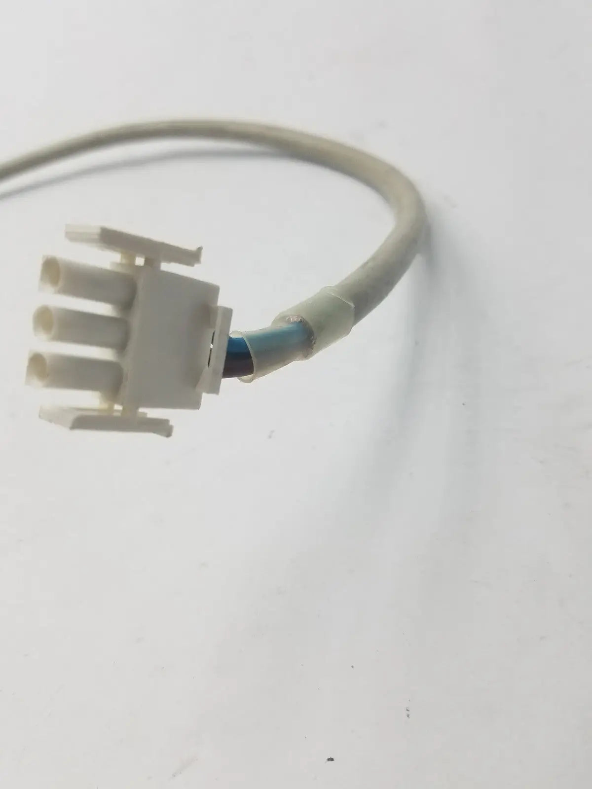 Gray insulated 3-pin female cable with white plastic multi-pin connector for adapter connection