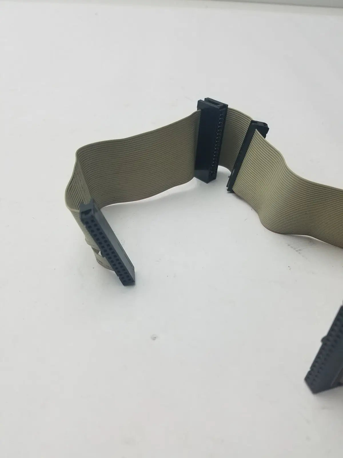 Tan flexible ribbon riser card cable with 34 pin female black plastic connectors for riser card connections