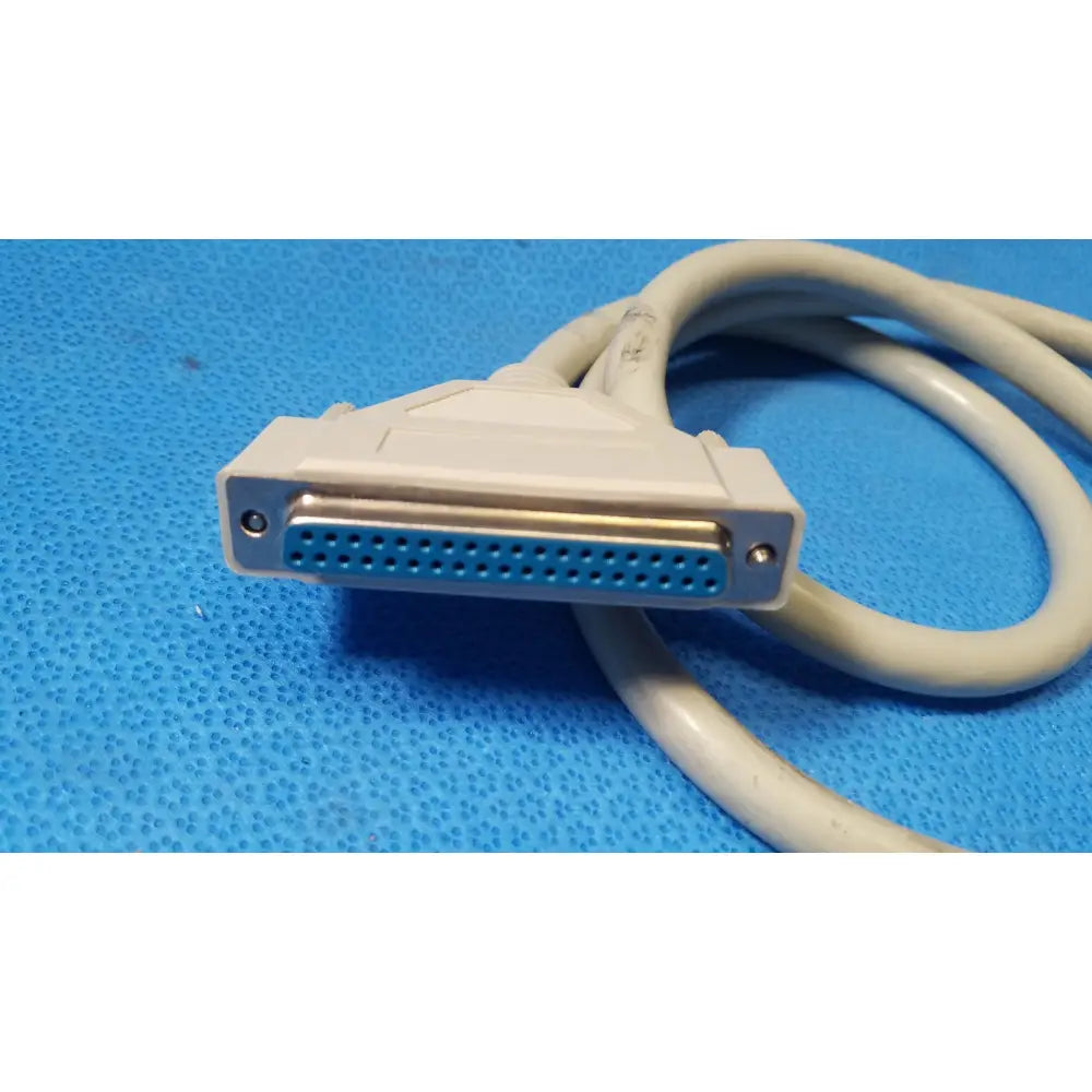 Beige d-sub 25-pin female connector cable with metallic blue interior and white plastic housing for pin male use