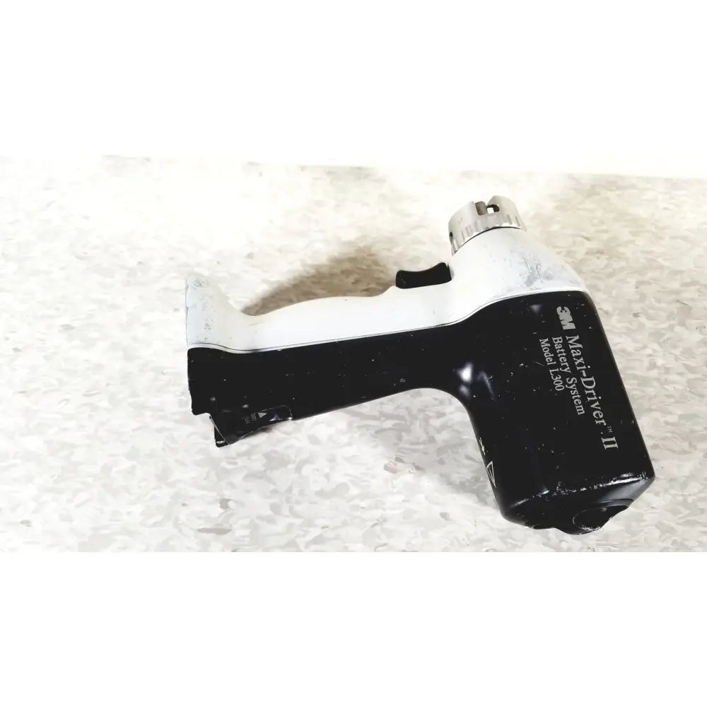 Black and white 3m maxi-drive ii cordless drill driver ii autoclave with textured grip handle in autoclave tray air set