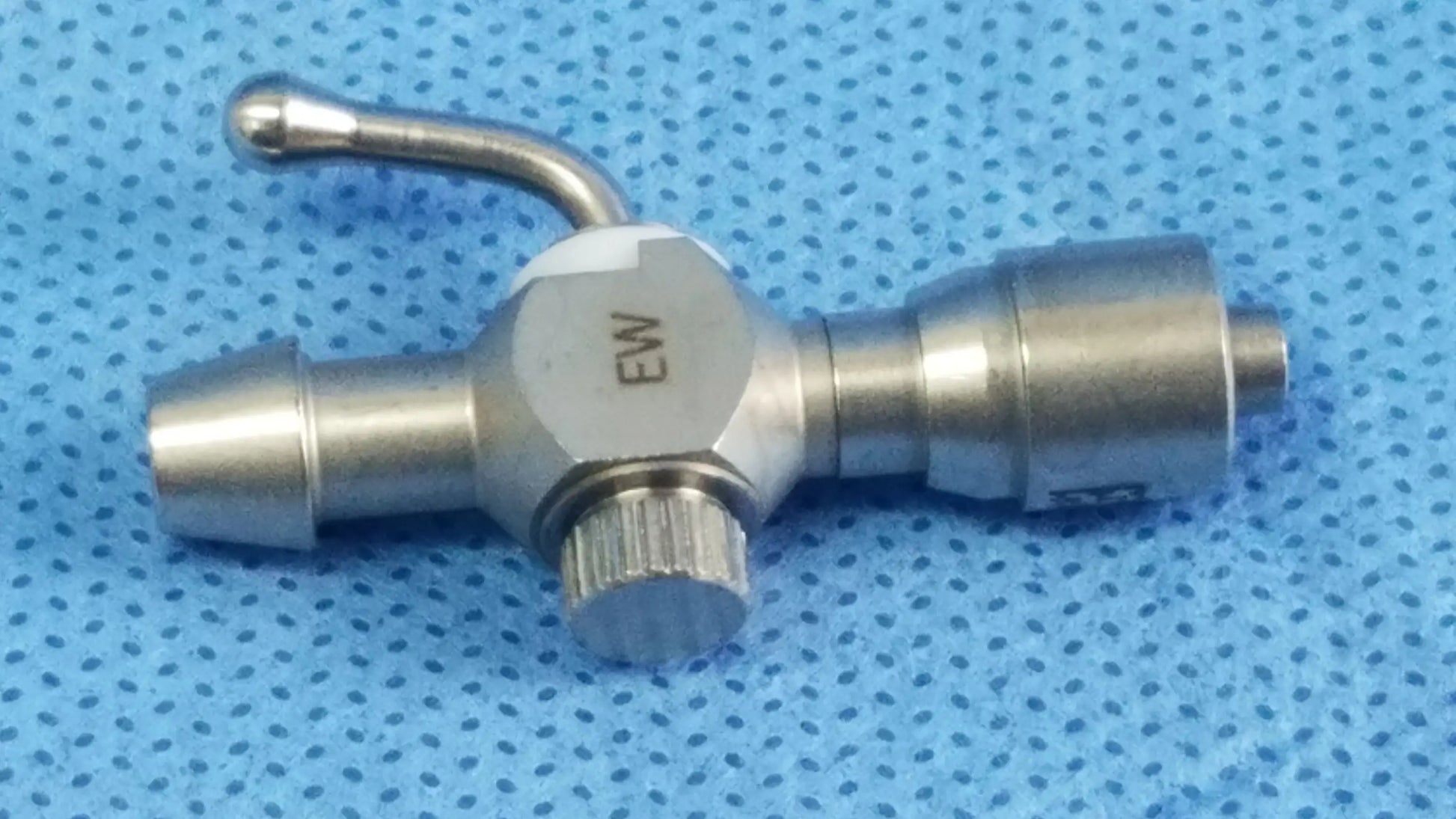 Stainless steel 75u universal stopcock with knurled adjustment knob and engraved ew marking for fluid management
