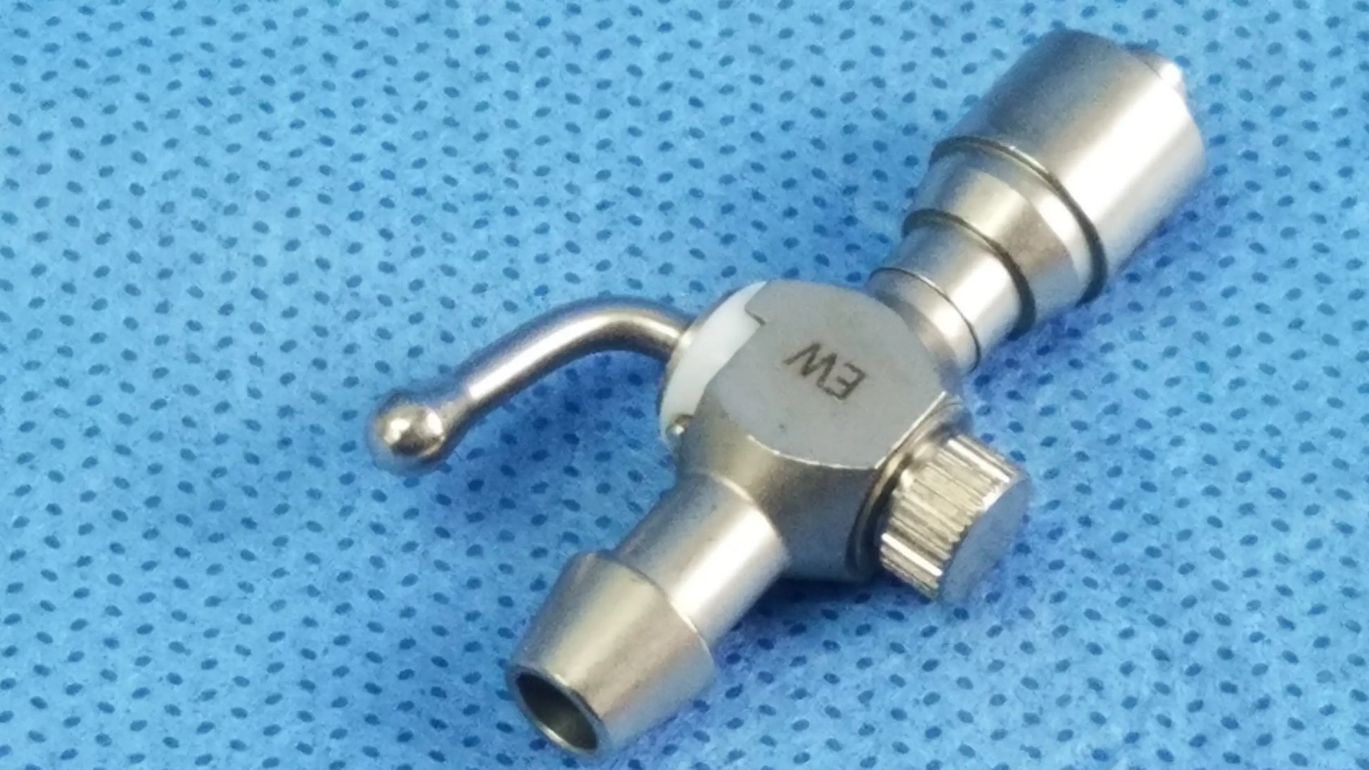 Stainless steel 75u universal stopcock with textured knob and engraved m3 marking for fluid management