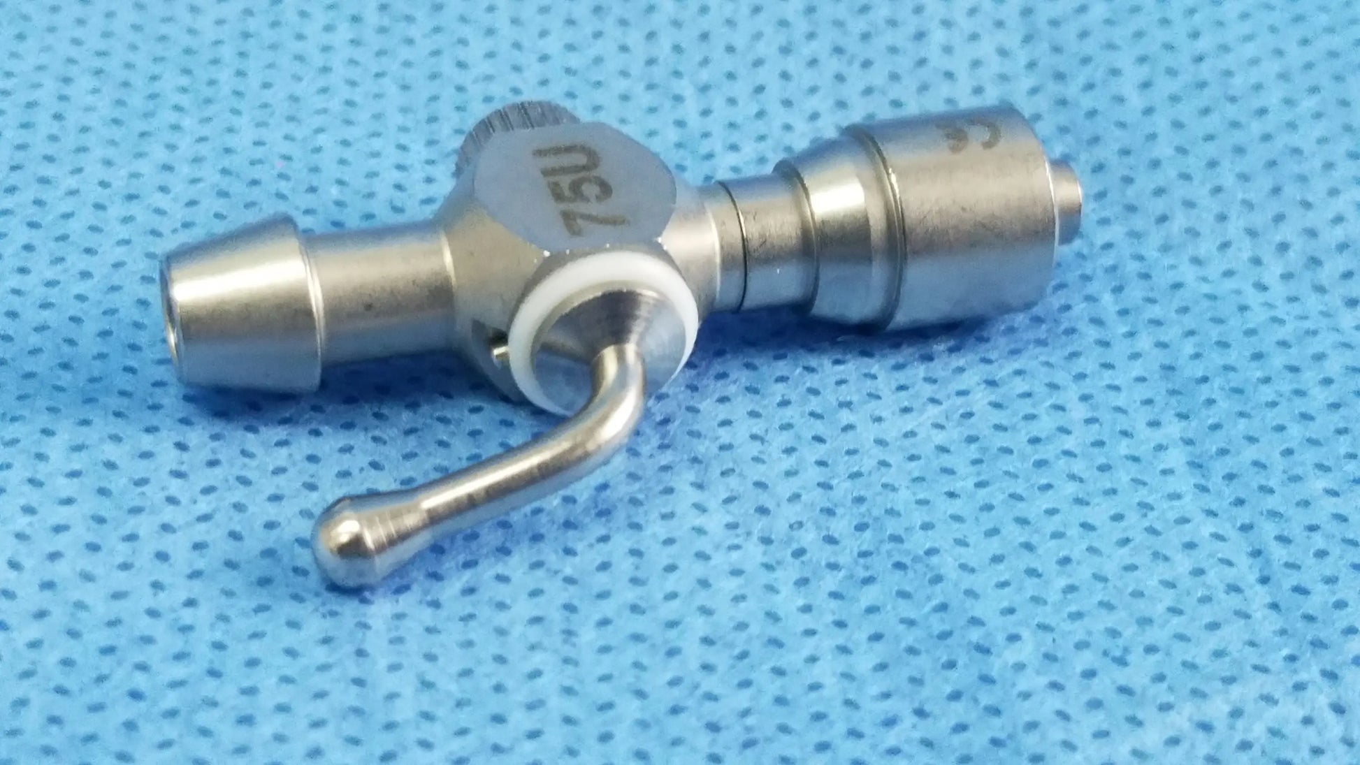 Silver metallic 75u universal stopcock with t-shaped body and curved handle for fluid management in medical use