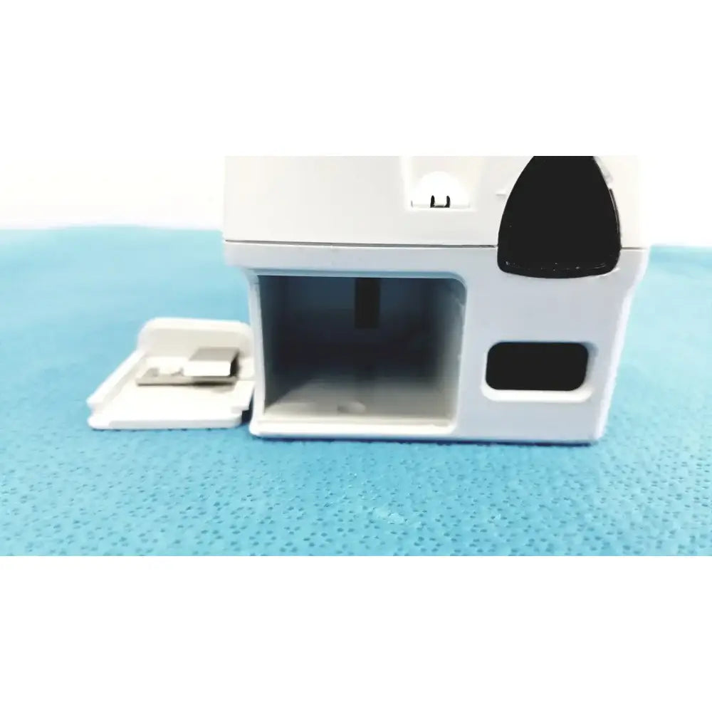 Abbott i-STAT 1 300-G Handheld Blood Analyzer (Need Battery) Handheld Blood Analyzer, second-hand product photo 6