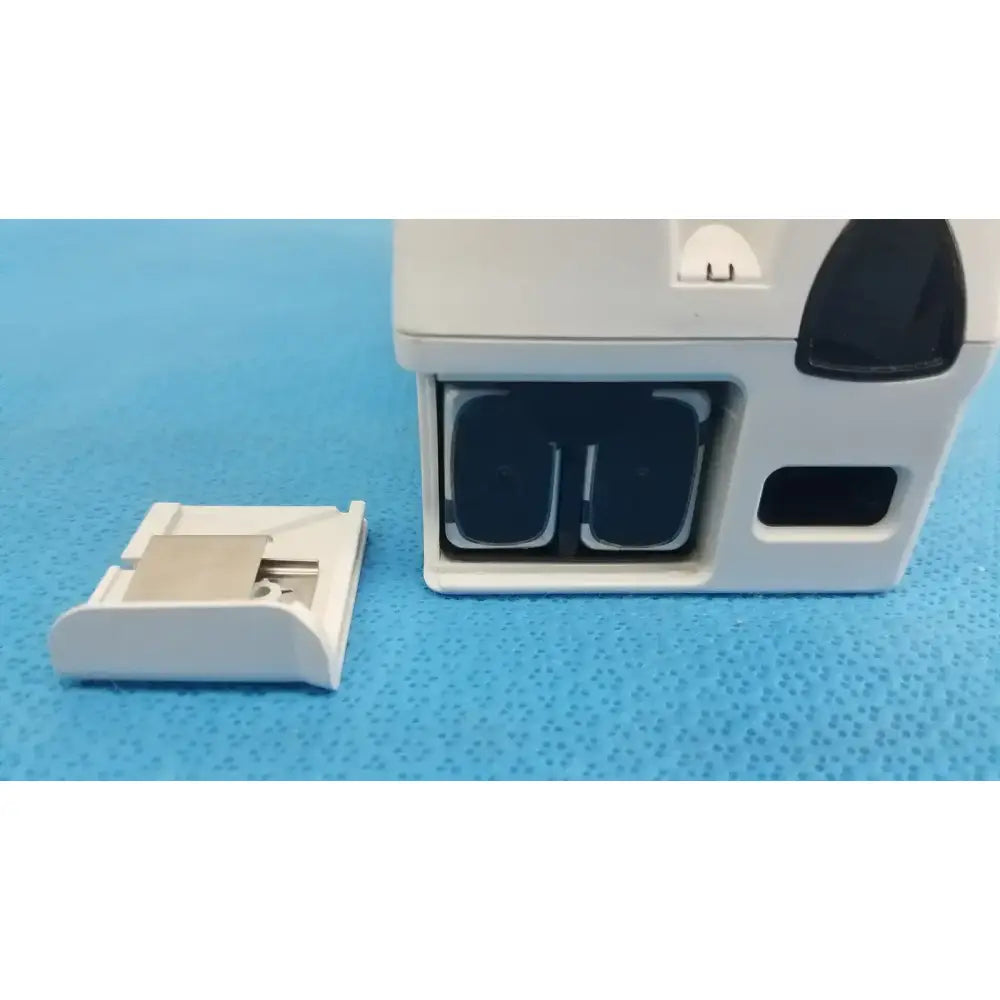 Abbott i-STAT 1 300-G Handheld Blood Analyzer w/ EBL 9V 600mAh Battery Blood Analyzer, second-hand product photo 12