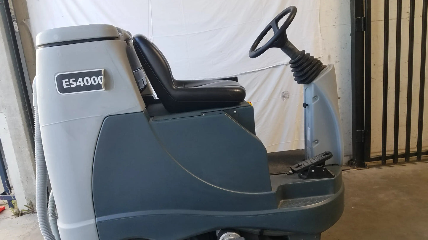 Gray and black advance es4000 ride on carpet cleaner extractor with steering wheel for wet dry vacuum cleaning