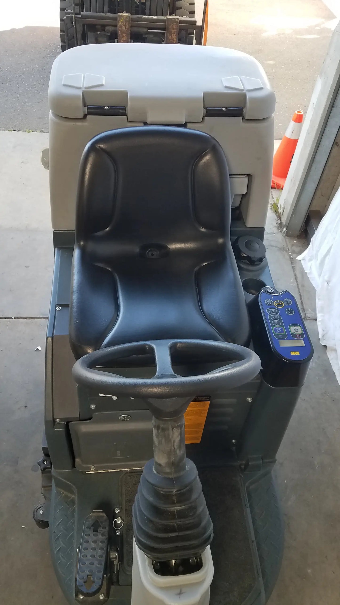 Advance ES4000 ride on carpet cleaner extractor with gray and black design, padded seat, steering wheel, and control panel