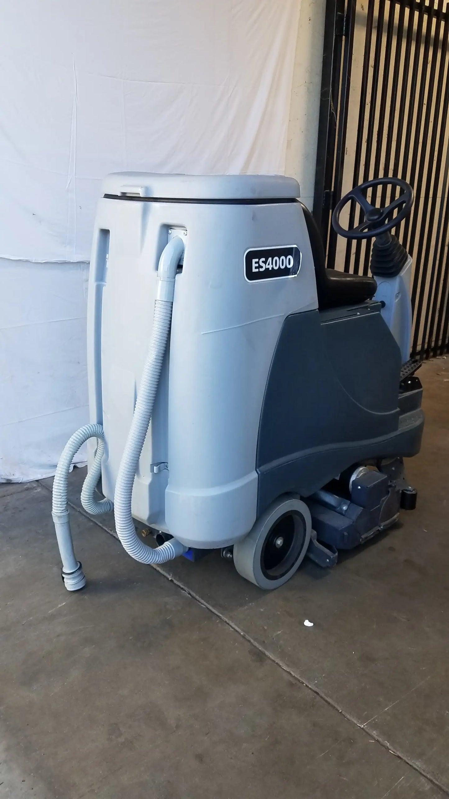 Gray and black advance es4000 ride on carpet cleaner extractor with steering wheel for wet and dry cleaning
