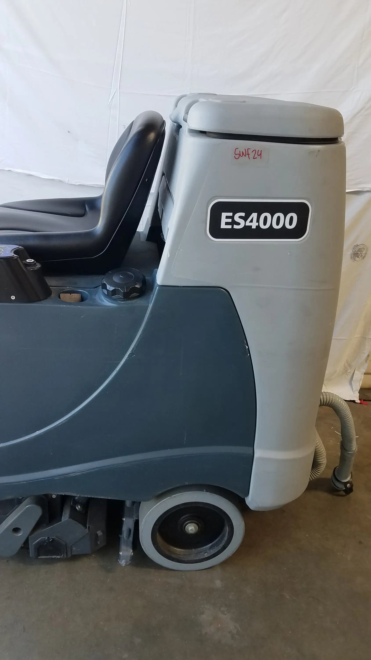 Gray and dark gray Advance ES4000 ride on carpet cleaner extractor with black seat for wet dry vacuum cleaning