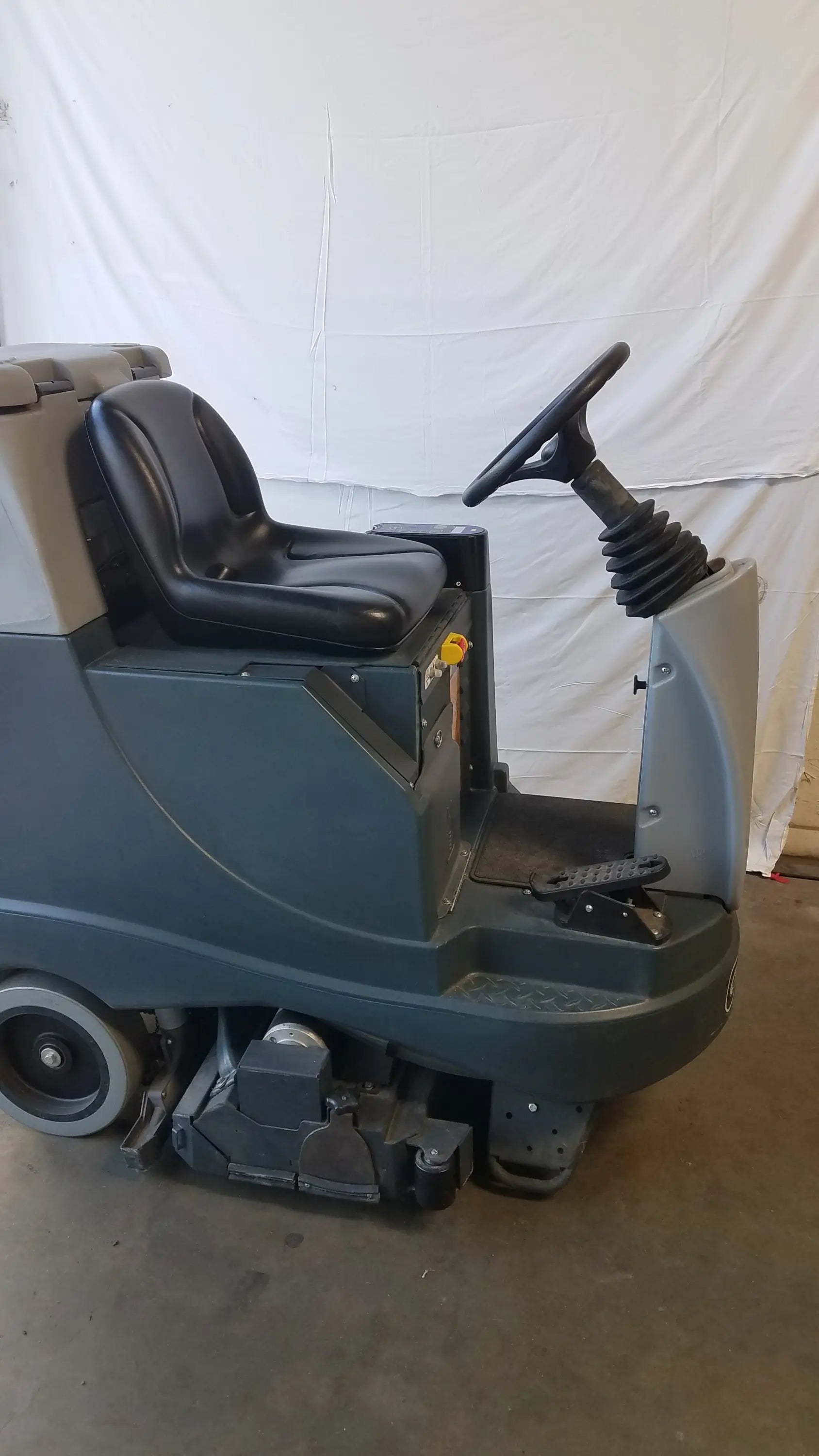 Advance ES4000 gray carpet cleaner extractor with black leather seat and steering wheel for commercial cleaning tasks