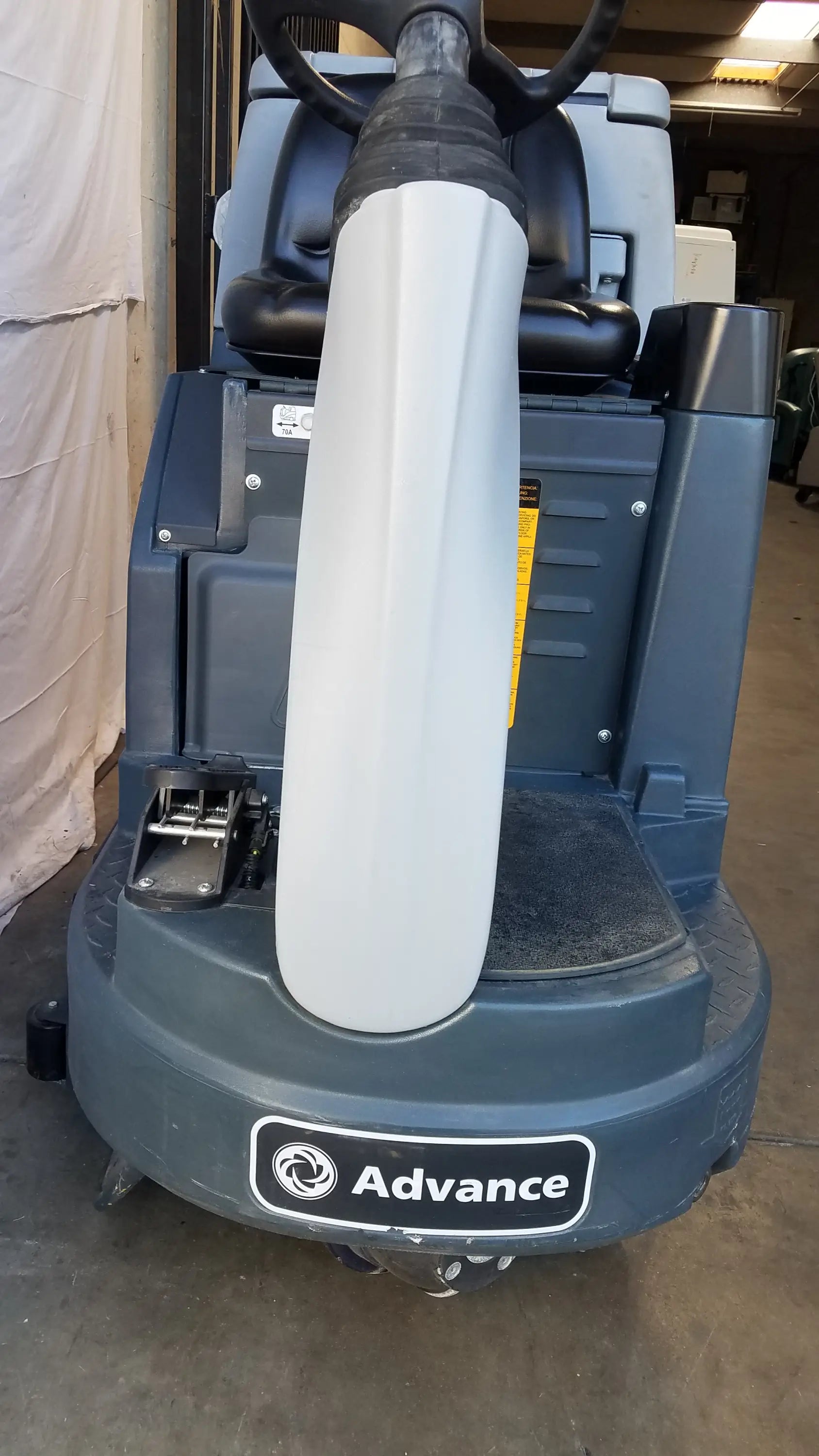 Advance es4000 ride on carpet cleaner extractor with gray body, white cylindrical cleaning head, and black steering wheel