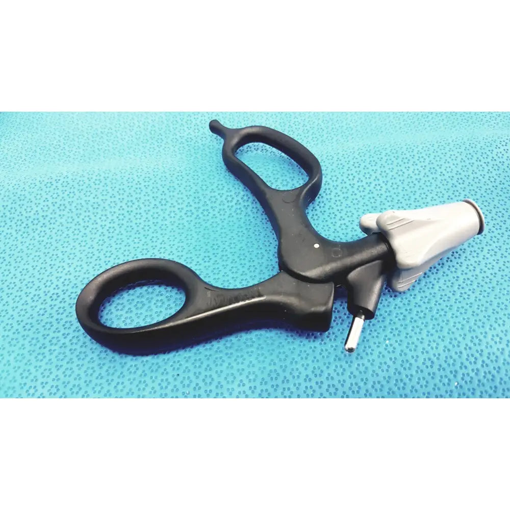 Black aesculap p0960r non-ratchet laparoscopy handle with gray textured grip and metallic tip lot of 2