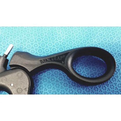 Black plastic aesculap p0960r non-ratchet laparoscopy handle showing resculap engraving on the side