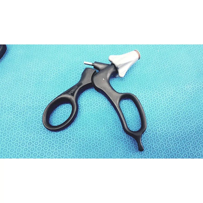 Black aesculap p0960r laparoscopy handle with white tapered tip and ergonomic grip in a lot of 2 units
