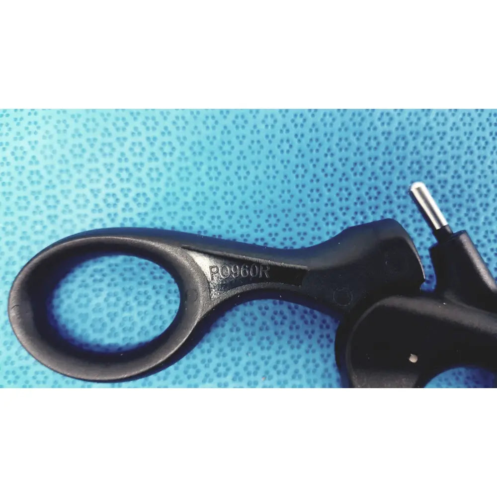 Black plastic aesculap p0960r non-ratchet laparoscopy handle with engraved model number and metallic tip