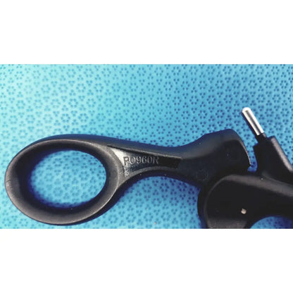 Black plastic aesculap p0960r non-ratchet laparoscopy handle with engraved model number and metallic tip
