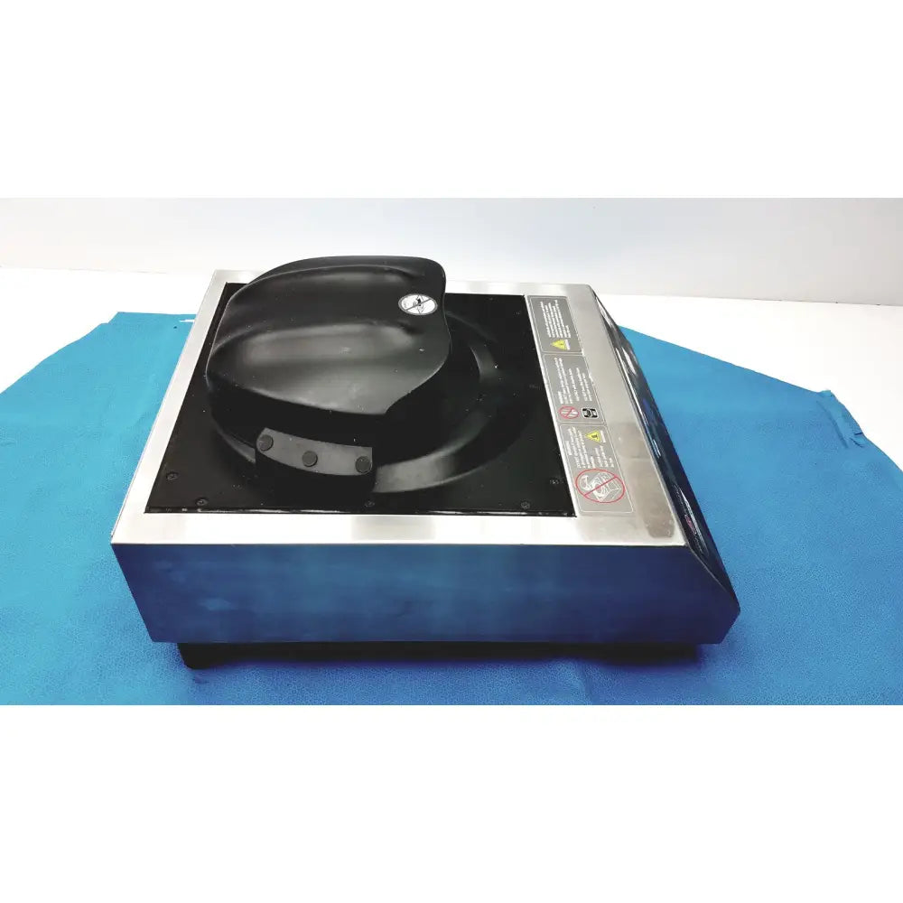 Black plastic lid with silver button atop stainless steel base of aladdin temp-rite heat on demand advantage rs+ plate heater