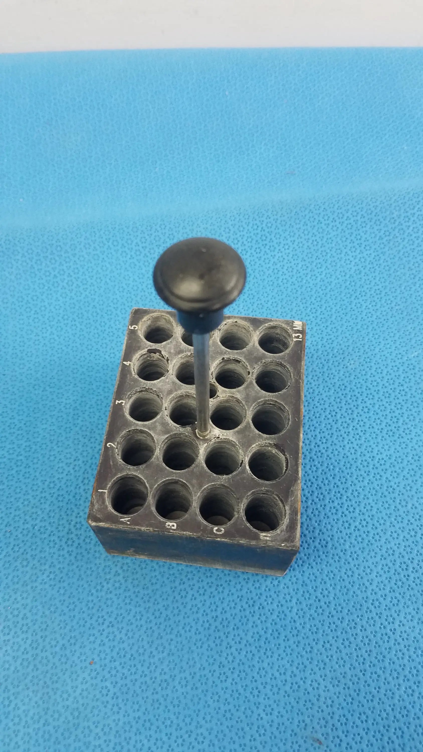 Reuse Medical Equipment Aluminum 20-Place Dry Bath Heating Block for 13mm Test Tubes Dry Bath Heating Block, second-hand product photo 1