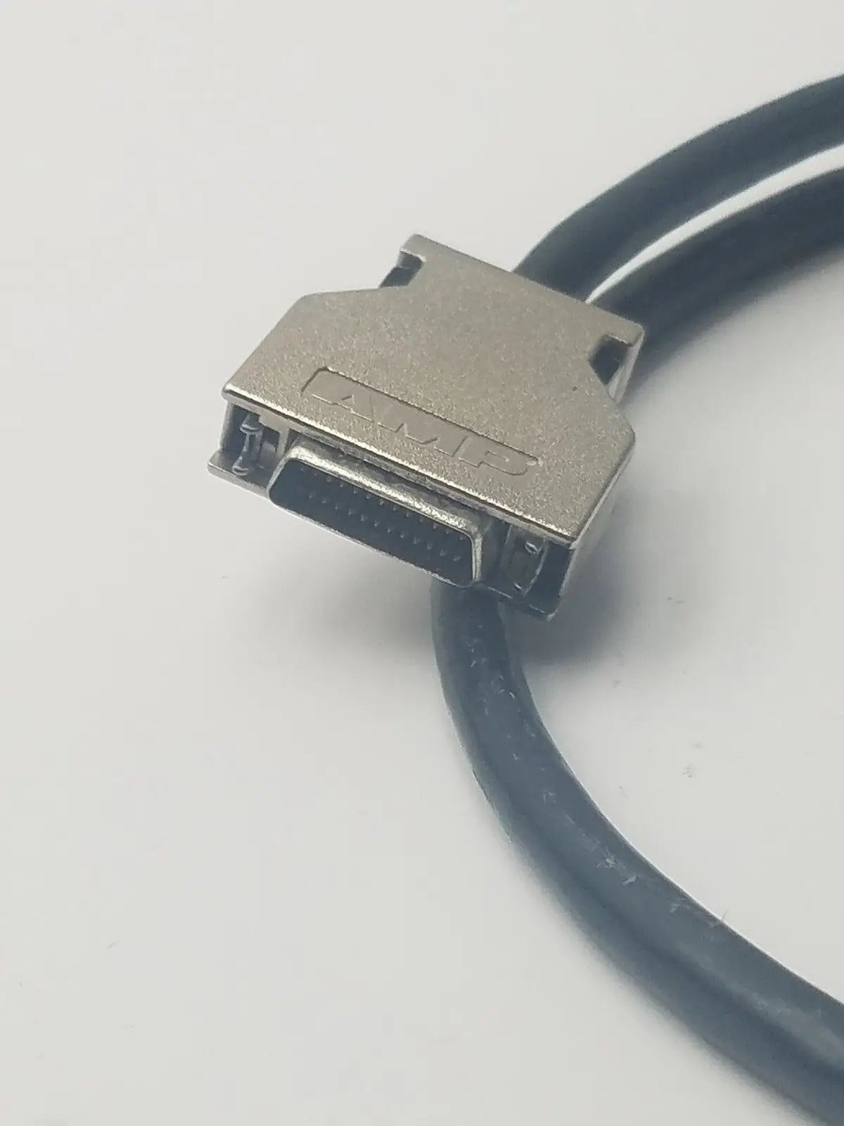 Silver-colored amp scsi cable with black cable featuring 26-pin vhcdi to 26-pin male connector