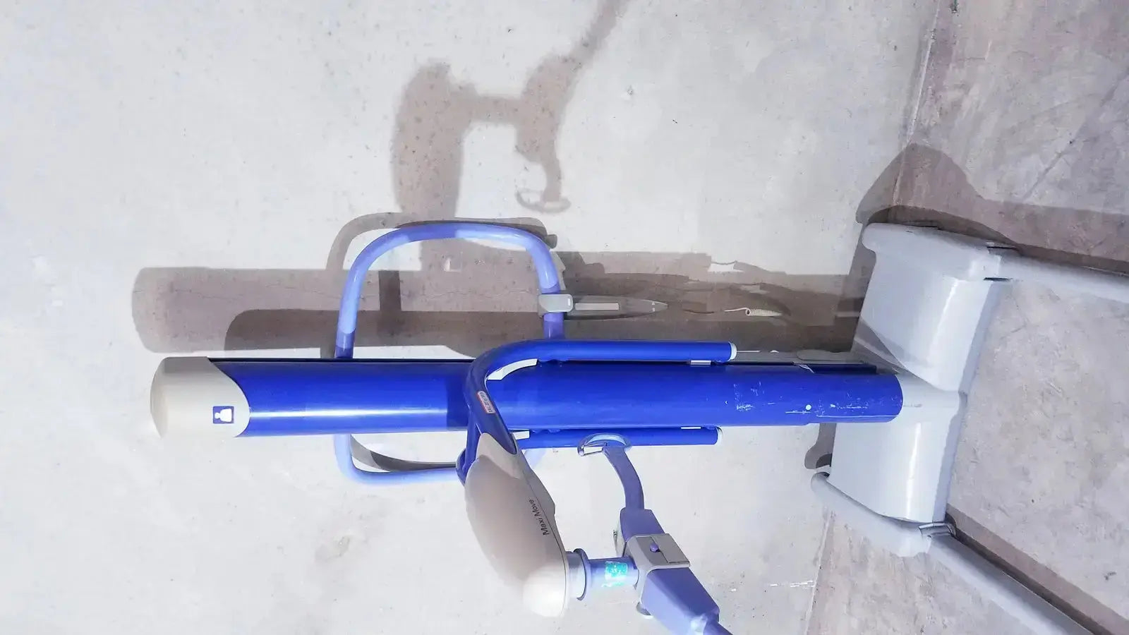 Arjo Maxi Move Power Patient Lift With Handset 700-19326 Patient Lift, as-is (for parts) product photo 9