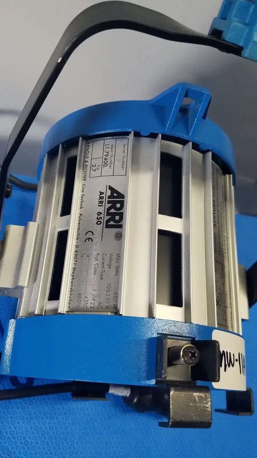 ARRI 650 Plus Tungsten Fresnel Light - 21567 Tungsten Fresnel Light, as-is (for parts) product photo 3