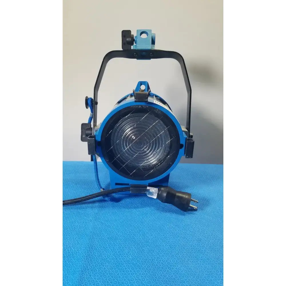ARRI 650 Plus Tungsten Fresnel Light - 21567 Tungsten Fresnel Light, as-is (for parts) product photo 5